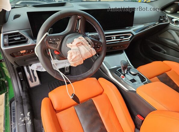 WBS43AZ04RCR55812 2024 BMW M4 Зеленый Вид панели приборов