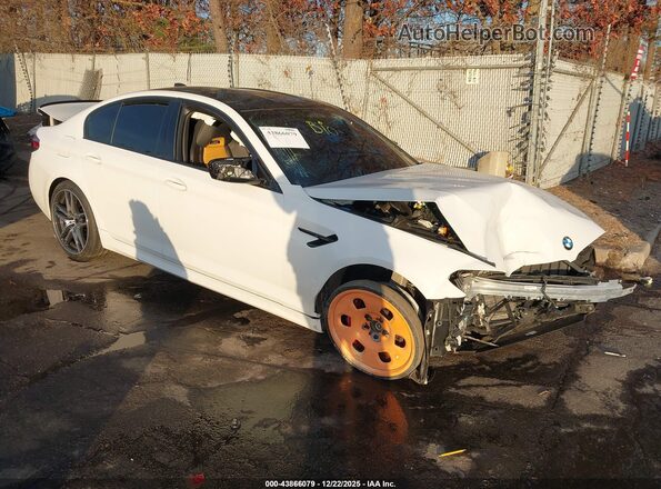 WBS83CH05PCN31955 2023 BMW M5 Белый Передняя правая четверть