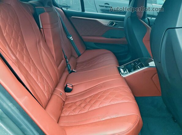 WBSGV0C06NCH27382 2022 BMW M8 Серебряный Вид задних сидений
