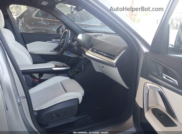 WBX73EF03T5463545 2026 BMW X1 Серебряный Вид салона спереди