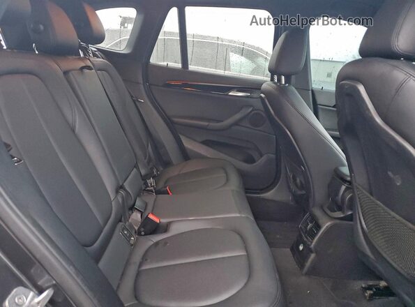 WBXHT3C37H5F74147 2017 BMW X1 Серый Вид задней части салона