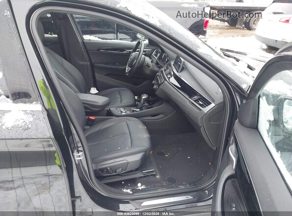 WBXHT3C51K5L37918 2019 BMW X1 Черный Вид салона спереди