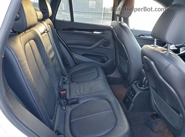 WBXHT3C53K3H37011 2019 BMW X1 Белый Вид задней части салона