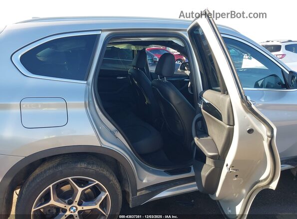 WBXHT3C59K3H35750 2019 BMW X1 Silver VIN կոդի պիտակի տեսք
