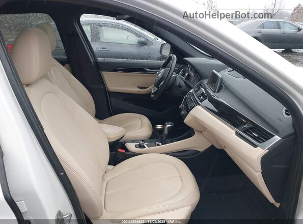 WBXHT3Z38H4A53600 2017 BMW X1 Белый Вид салона спереди