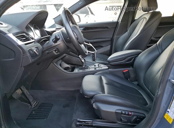 WBXYH9C05M5S06597 2021 BMW X2 Gray Vista interior delantera