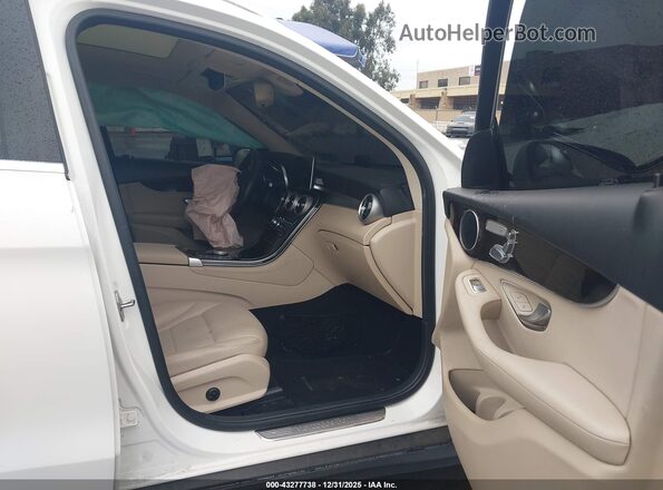 WDC0G4KB7HF156556 2017 MERCEDES-BENZ GLC 300 Белый Вид салона спереди