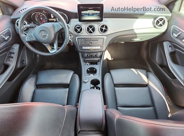WDCTG4EB2LU028576 2020 MERCEDES-BENZ GLA Красный Вид панели приборов