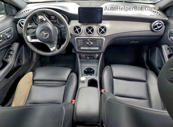 WDCTG4EB6JJ458724 2018 MERCEDES-BENZ GLA Black Widok deski rozdzielczej