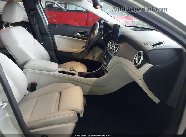 WDCTG4EBXJJ421854 2018 MERCEDES-BENZ GLA 250 White Vista interior delantera