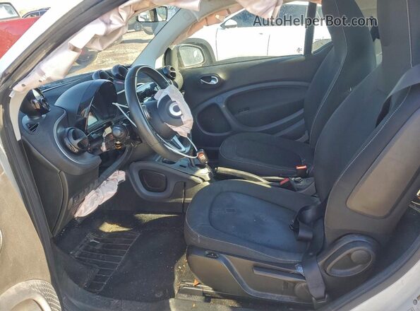 WMEFJ5DA0HK192643 2017 SMART FORTWO Белый Вид салона спереди