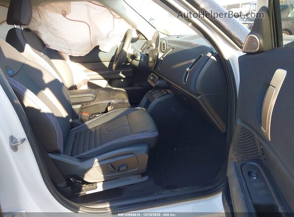 WMZ23GA09S7R15625 2025 MINI COUNTRYMAN Белый Вид салона спереди