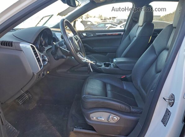 WP1AA2A27HKA84538 2017 PORSCHE CAYENNE Белый Вид салона спереди