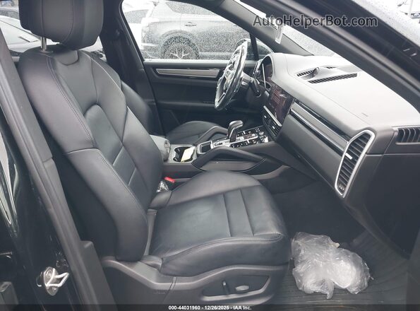 WP1AA2AY0PDA08795 2023 PORSCHE CAYENNE Black Widok wnętrza z przodu