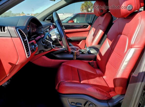 WP1AA2AY2NDA04020 2022 PORSCHE CAYENNE Черный Вид салона спереди