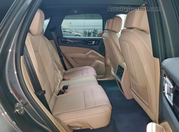 WP1AA2AY3KDA14549 2019 PORSCHE CAYENNE Gray Widok wnętrza z tyłu