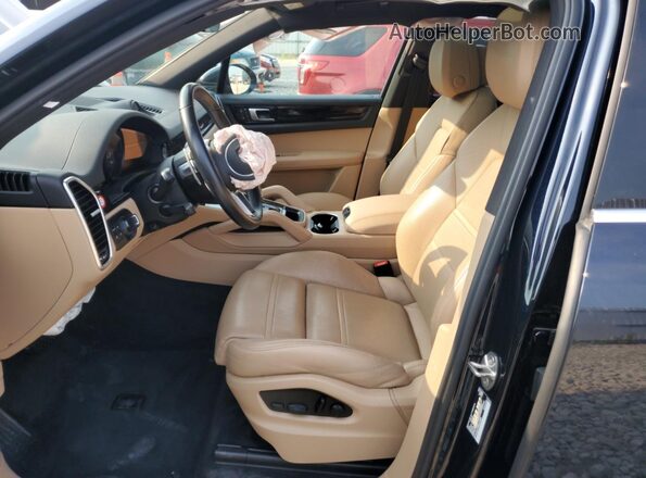 WP1AA2AY9PDA01599 2023 PORSCHE CAYENNE Black Widok wnętrza z przodu