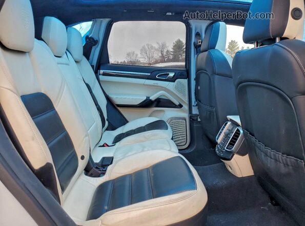 WP1AC2A27GLA86602 2016 PORSCHE CAYENNE Белый Вид задней части салона