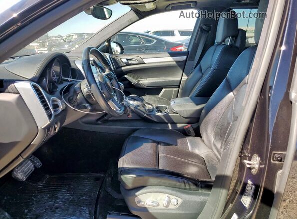 WP1AD2A28GLA72320 2016 PORSCHE CAYENNE Черный Вид салона спереди