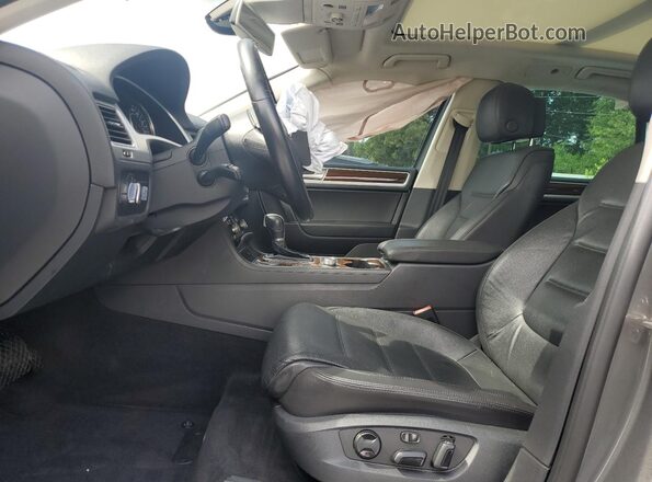 WVGEP9BPXGD002689 2016 VOLKSWAGEN TOUAREG Серый Вид салона спереди