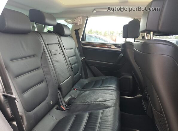 WVGEP9BPXGD002689 2016 VOLKSWAGEN TOUAREG Серый Вид задней части салона
