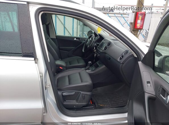 WVGRV7AX8HW506421 2017 VOLKSWAGEN TIGUAN Silver Widok wnętrza z przodu