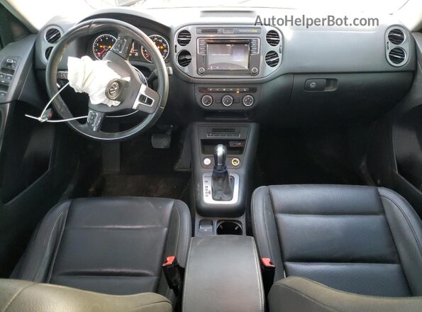 WVGSV7AX3HK026800 2017 VOLKSWAGEN TIGUAN Blue Widok deski rozdzielczej