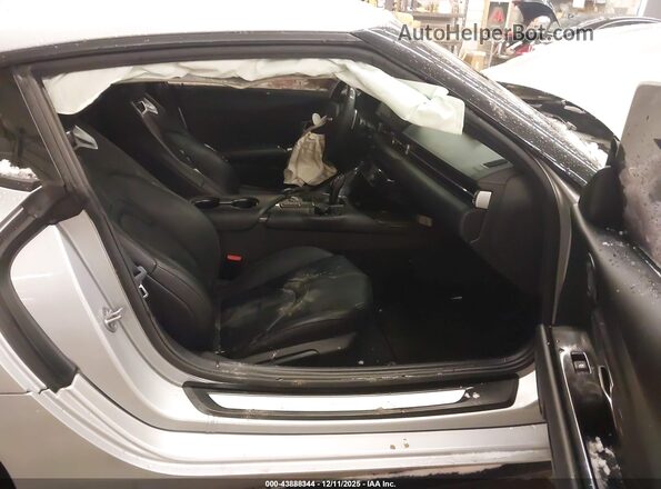 WZ1DB0C03NW051201 2022 TOYOTA GR SUPRA Серебряный Вид салона спереди