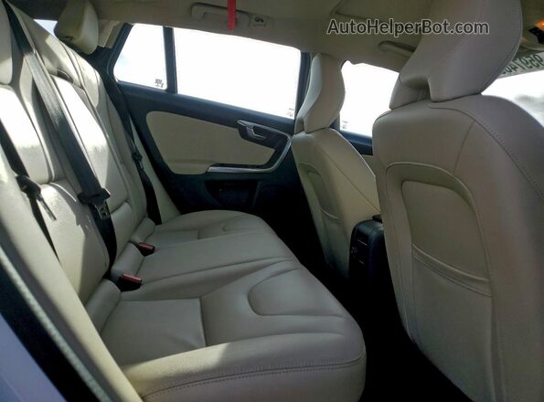 YV140MEM2H1338441 2017 VOLVO V60 White Vista de los asientos traseros