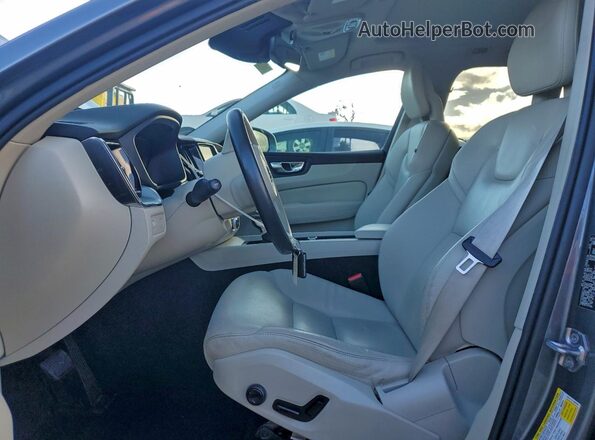 YV4102RK0J1047445 2018 VOLVO XC60 Серебряный Вид салона спереди