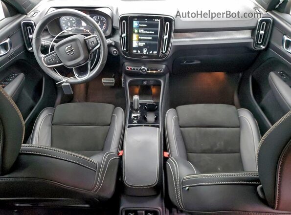 YV4162UM3M2467416 2021 VOLVO XC40 White Dashboard view