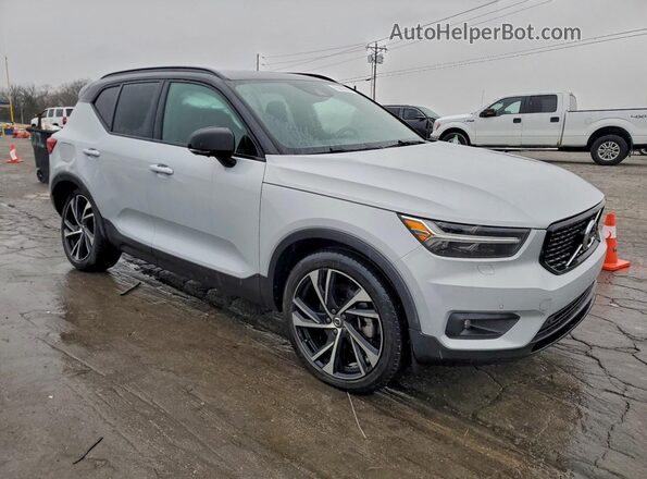 YV4162UM3M2467416 2021 VOLVO XC40 White Front right