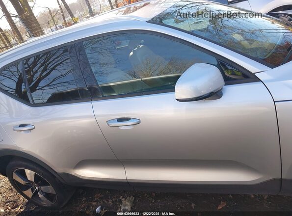 YV4162XZ2K2007667 2019 VOLVO XC40 Silver Vista interior trasera