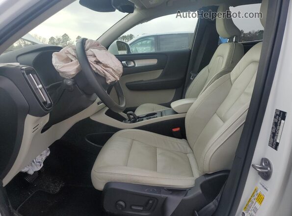 YV4AC2HK6N2774954 2022 VOLVO XC40 Белый Вид салона спереди