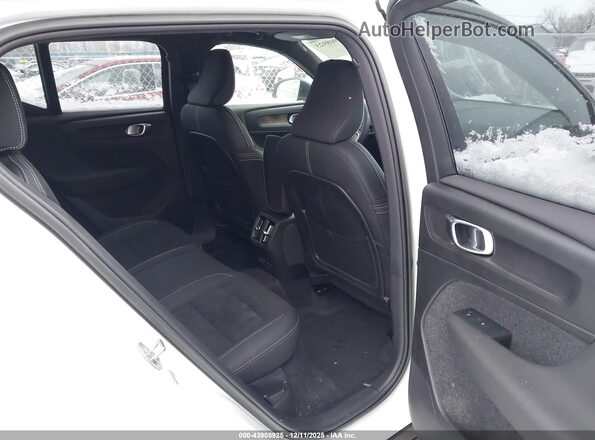 YV4ED3UM3P2002278 2023 VOLVO XC40 RECHARGE PURE ELECTRIC White VIN კოდის სტიკერის ხედი