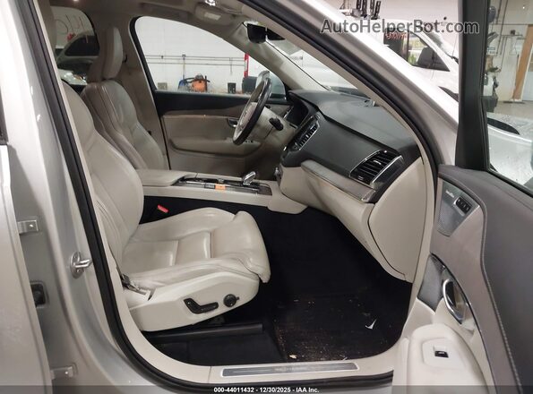 YV4H60CL7N1841206 2022 VOLVO XC90 RECHARGE PLUG-IN HYBRID Серебряный Вид салона спереди