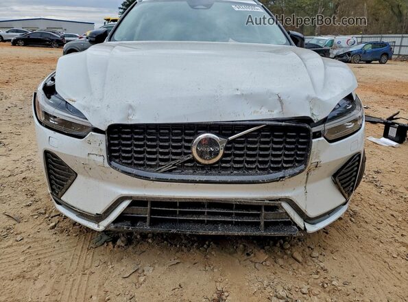 YV4L12DW1P1300670 2023 VOLVO XC60 White Vista del compartimento del motor