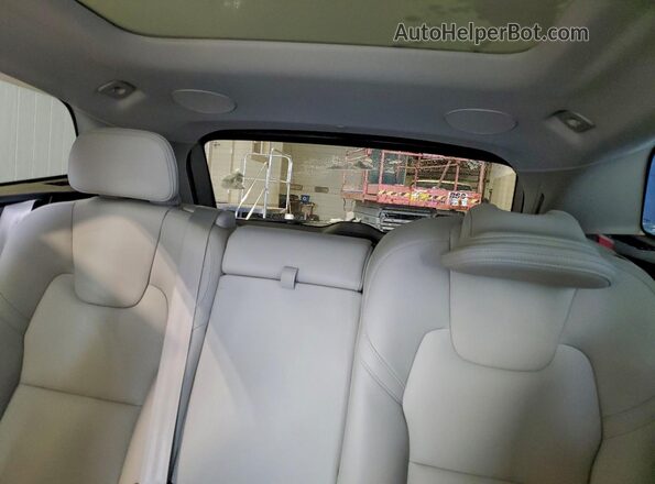 YV4L12RN3P1346159 2023 VOLVO XC60 White Vista de los asientos traseros