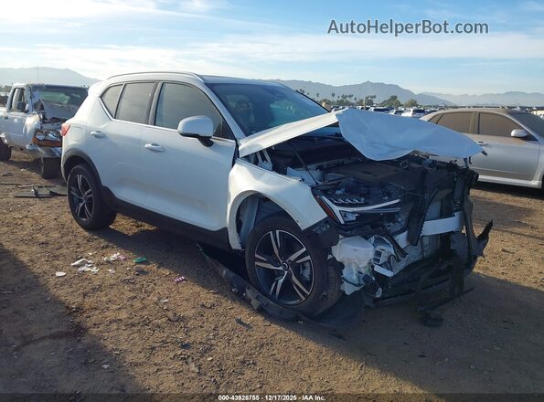 YV4L12UJ2S2591025 2025 VOLVO XC40 Белый Передняя правая четверть