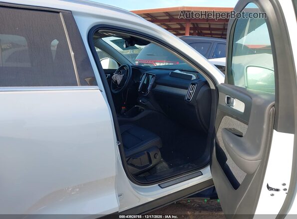 YV4L12UJ2S2591025 2025 VOLVO XC40 Белый Вид салона спереди