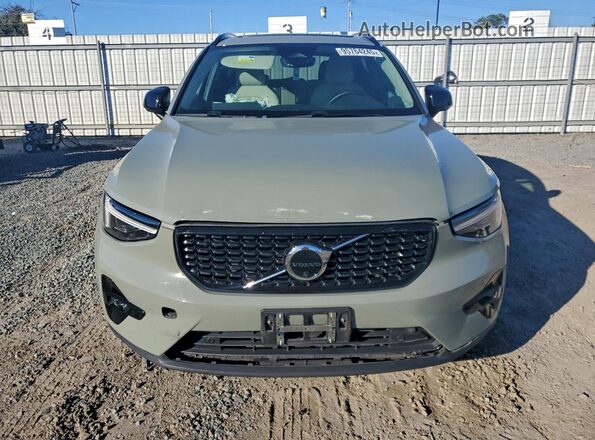 YV4L12UX6P2094118 2023 VOLVO XC40 Green Widok z przodu