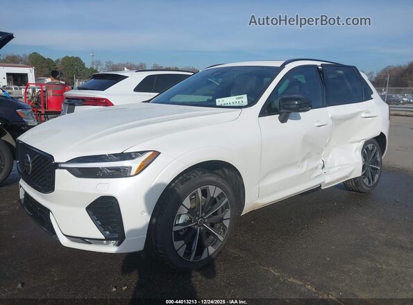 YV4M12RC6T1341535 2026 VOLVO XC60 Белый Передняя левая четверть