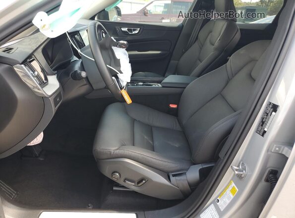 YV4M12RC7S1183267 2025 VOLVO XC60 Серебряный Вид салона спереди