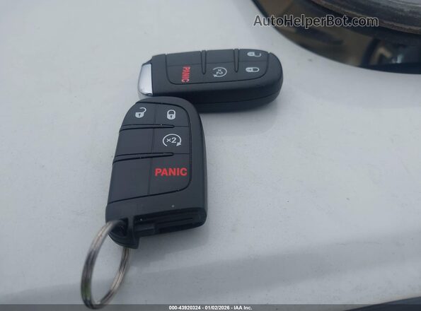 ZACNJABB5KPK08196 2019 JEEP RENEGADE Красный Вид панели приборов