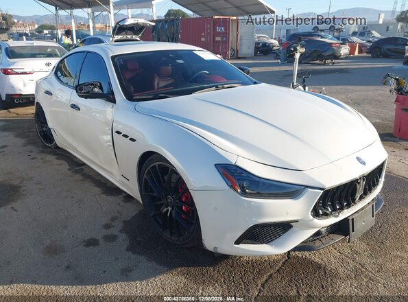 ZAM57YSS6M1371982 2021 MASERATI GHIBLI Белый Передняя правая четверть