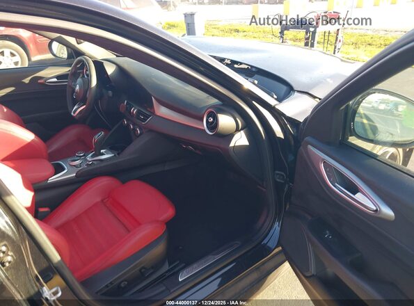 ZARFAMBN0R7682797 2024 ALFA ROMEO GIULIA Black Widok wnętrza z przodu