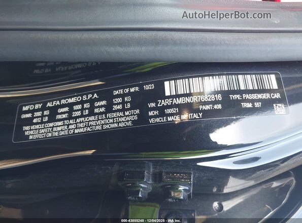 ZARFAMBN0R7682816 2024 ALFA ROMEO GIULIA Black Widok komory silnika