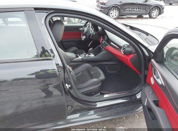 ZARFAMEV0M7648976 2021 ALFA ROMEO GIULIA Черный Вид салона спереди