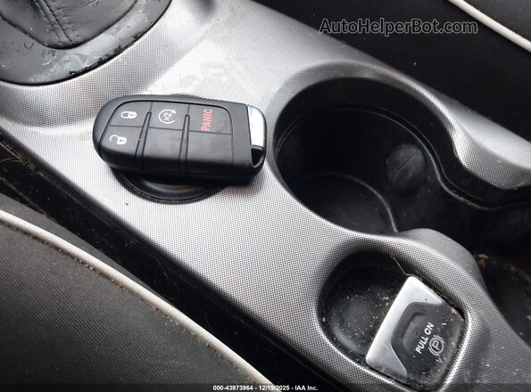 ZFBCFXAB3HP555230 2017 FIAT 500X Red Widok deski rozdzielczej