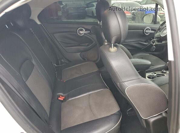 ZFBCFXCB4HP602925 2017 FIAT 500X White Widok tylnych siedzeń